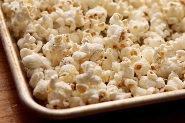 Peppery Garlic Parmesan Popcorn